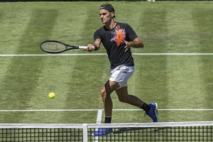 Federer ubedjivo do polufinala u Haleu