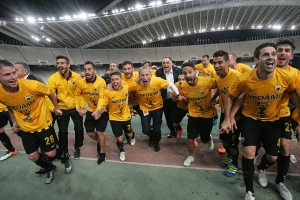 Pirova pobeda Olimpijakosa, AEK u finalu kupa, pljuštali kartoni u sudijskoj nadoknadi