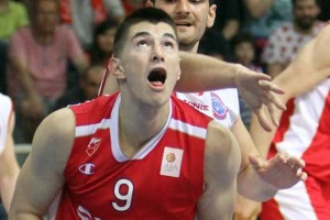 Luka Mitrović - Trojka sa pola terena koja je dotukla Partizan!